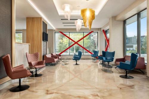 ルムニク・ヴルチャにあるRamada by Wyndham Ramnicu Valceaの椅子・テーブル付き病院待合室
