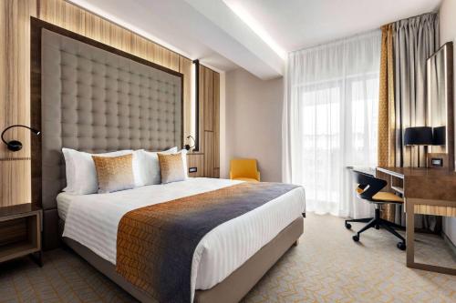 Ramada by Wyndham Ramnicu Valceaにあるベッド