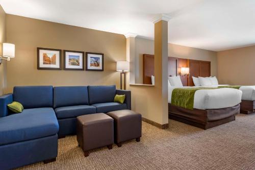 Кровать или кровати в номере Comfort Suites Albuquerque Airport