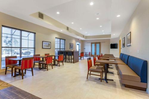 Телевизор и/или развлекательный центр в Comfort Suites Albuquerque Airport