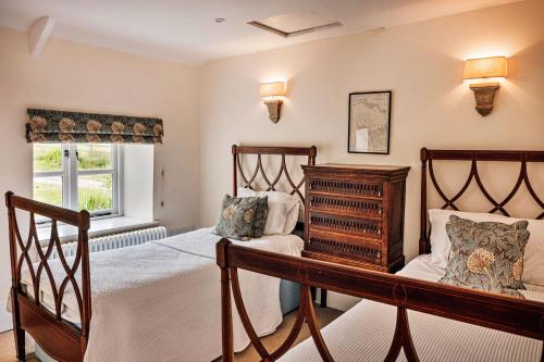 a bedroom with two beds and a window at Finest Retreats - Beili Glas Cottage in Penrhôs