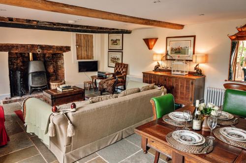 a living room with a couch and a table at Finest Retreats - Beili Glas Cottage in Penrhôs