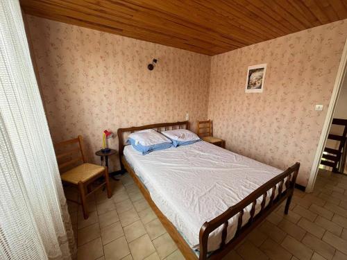 une chambre avec un lit et un plafond en bois dans l'établissement Appartement T3 idéal pour une famille avec parking 4GEN5, à Saint Pierre La Mer