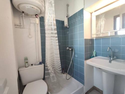 une salle de bain avec une douche, des toilettes et un lavabo dans l'établissement Studio Cabine avec piscine commune - St Pierre la Mer 2RH121, à Saint Pierre La Mer