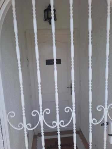 a hallway with white pillars in front of a door at Piso California 3 aire acondicionado, wifi, cerca del mar in Miami Platja