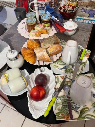 une table avec des assiettes de nourriture sur une table dans l'établissement Studio Climatisé pour 2 pers - Salins de Giraud, à Salin-de-Giraud