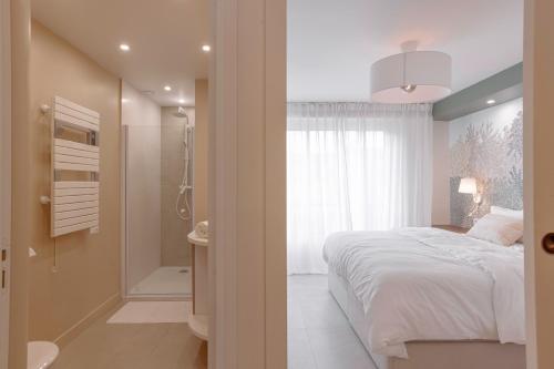 une chambre avec un lit et une salle de bain avec douche dans l'établissement Alma Florian apartment 4 people with terrace, à Cannes