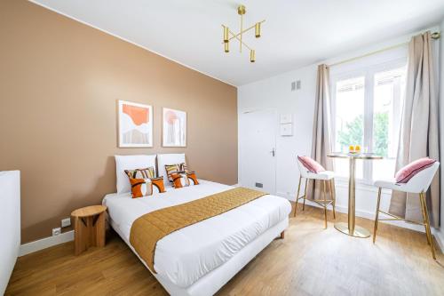 une chambre avec un lit, une table et une fenêtre dans l'établissement Studio Banlieue Parisienne - Issy-les-Moulineaux, à Issy-les-Moulineaux