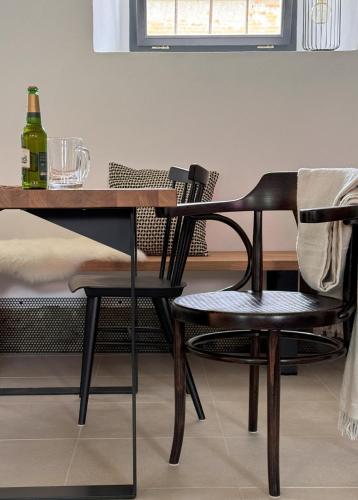 a table and two chairs with a bottle of wine at Semtěš 5 in Pšov
