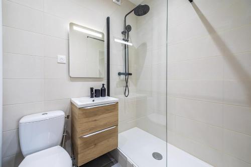 een badkamer met een toilet, een wastafel en een douche bij Magnifique studio proche de la capitale in Issy-les-Moulineaux