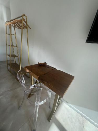 a wooden table and a chair in a room at Ohahsi in Nola
