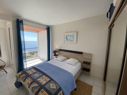 une chambre avec un lit et une vue sur l'océan dans l'établissement Appartement vue mer Chateau Olonne, à Château-dʼOlonne