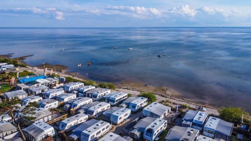 an aerial view of a group of camper vans parked at the beach at Klimatyzowane Surf Domki - Maszoperia Sun4Hel - Letnia Baza SnowShow na Półwyspie Helskim in Jastarnia