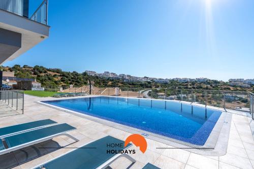 ein Swimmingpool an der Seite eines Gebäudes in der Unterkunft #233 Fox Trail by Home Holidays in Páteo