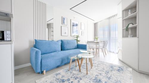 Kuchyňa alebo kuchynka v ubytovaní Prywatne Apartamenty Sun & Snow w Wave z basenem
