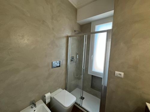 Un baño con ducha, inodoro y lavabo. en NICHOLAS b&b city center- apartment, en Bolonia