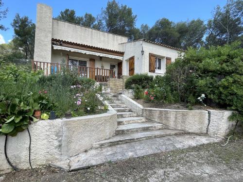 une maison avec des escaliers menant à une maison dans l'établissement Les Ramilles, à Rognes
