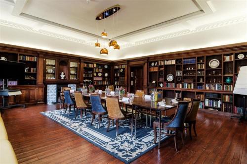 a dining room with a table and chairs in a library at Westminster College in Cambridge