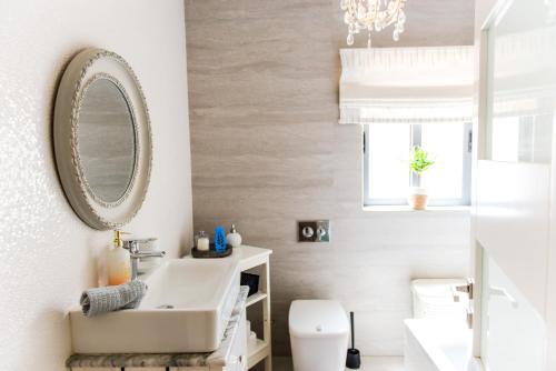 Ένα μπάνιο στο Mediterranean Abode - Spacious Apartment in Swieqi