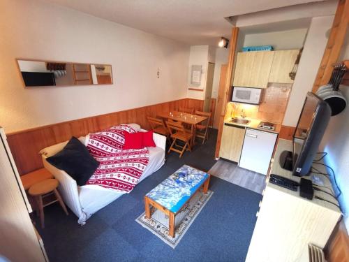 un petit salon avec un canapé et une table dans l'établissement Appartement familial Duplex La Foux d'Allos au pied du télésiège, à Allos