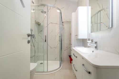 a bathroom with a shower and a toilet and a sink at Vila Lana, 5 Sterne in Sveti Anton
