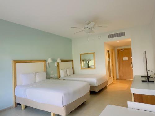 Postel nebo postele na pokoji v ubytování Iberostar Waves Punta Cana