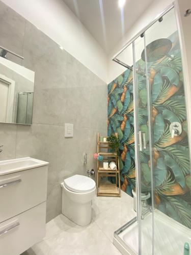 baño con ducha y aseo y un mural en Royal Dream, en Nápoles