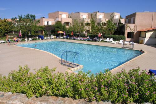 - une piscine dans un complexe avec des chaises et des tables dans l'établissement Les Villas Maristella, Villa Ninu, à Aregno