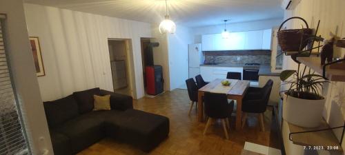 een woonkamer met een bank en een tafel bij Posolica in Ražanac