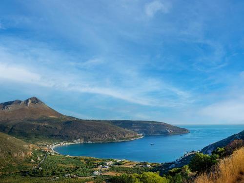 a view of a bay with a mountain at Olga's Home Oitylo in Oítilon