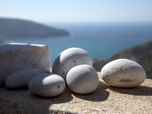 a group of rocks sitting on top of a wall at Olga's Home Oitylo in Oítilon