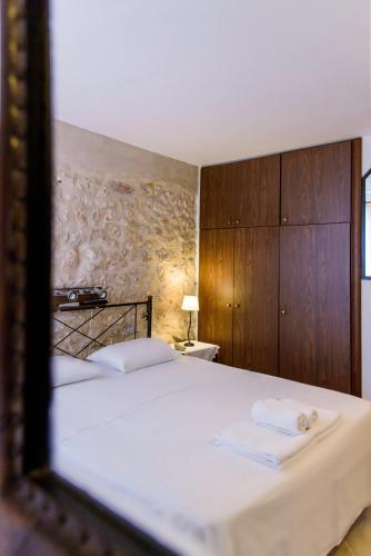 a bedroom with a bed and a mirror at Olga's Home Oitylo in Oítilon