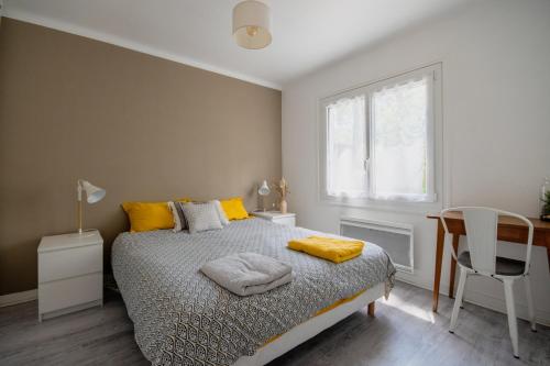 une chambre avec un lit, un bureau et une fenêtre dans l'établissement Villa L'Herbaudière - La Baule les Pins, à La Baule