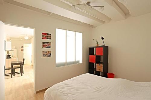 une chambre avec un lit et une salle à manger dans l'établissement Appart Faubourg St Denis 4 personnes, à Paris