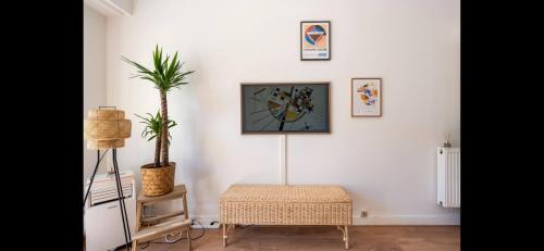 un salon avec une plante au mur et une table dans l'établissement Studio de luxe au cœur de Nice, à Nice