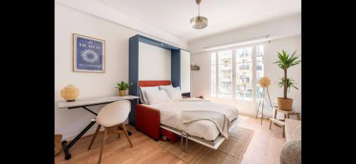 une chambre avec un lit et un bureau dans l'établissement Studio de luxe au cœur de Nice, à Nice