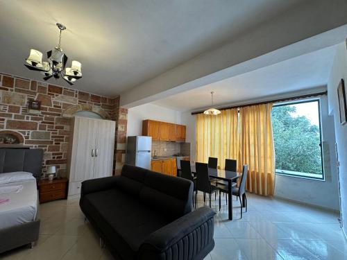 Posezení v ubytování White Stone Apartments Ksamil