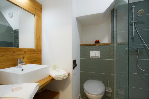 une salle de bain avec un lavabo et une douche dans l'établissement La plus belle vue des 2 Alpes !, à Les Deux Alpes