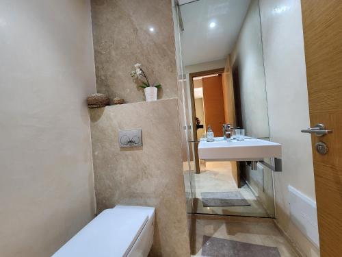 Koupelna v ubytování Gardenia CFC by IB Signature - Cosy 1Bedroom Apt with Wifi, 24x7 Security, Parking, Self check-in, Large terrace, Walk to Cafes and Gym