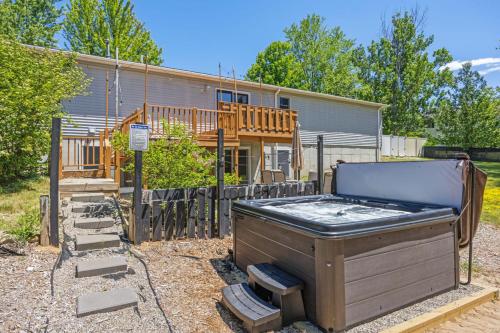 Fotografie z fotogalerie ubytování Pet Friendly 3BR 3BA Home near Traverse City with Game Room and Fenced Yard v destinaci Grawn