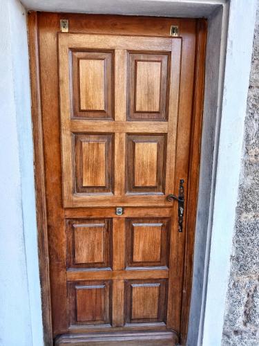 une porte en bois dans un bâtiment dans l'établissement Appartement Sartène 2 personnes, à Sartène