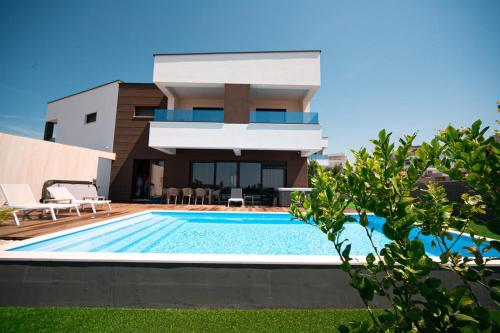 willa z basenem przed domem w obiekcie Villa Estate w Novalji