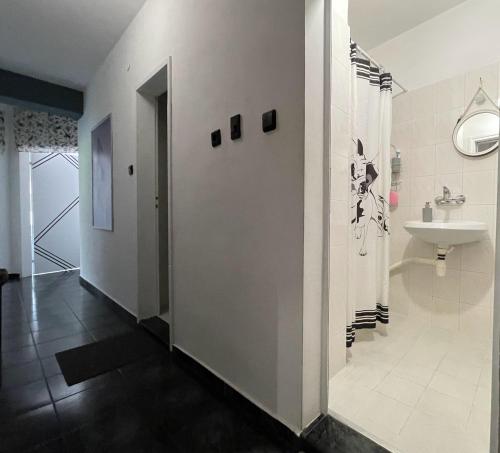 een witte badkamer met een wastafel en een toilet bij Modern flat near downtown Plovdiv in Plovdiv