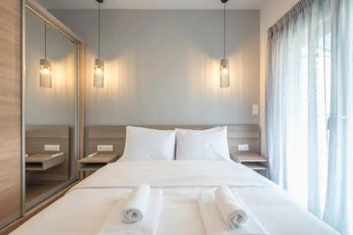 Elegant 2 Bedroom Apartment with Rooftop Access Near Acropolis View