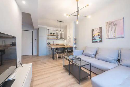 Elegant 2 Bedroom Apartment with Rooftop Access Near Acropolis View