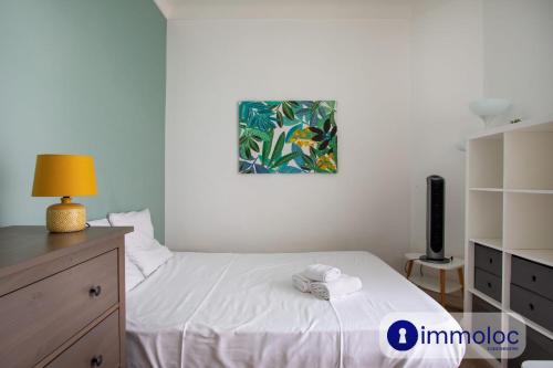 une petite chambre avec un lit blanc et une lampe dans l'établissement Apartment with 2 bedrooms Quartier Libération, à Nice