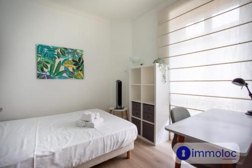 une chambre avec un lit, un bureau et une table dans l'établissement Apartment with 2 bedrooms Quartier Libération, à Nice