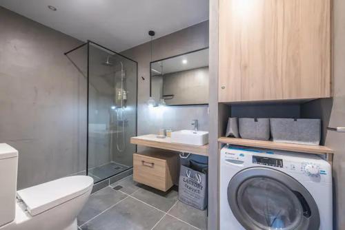 Elegant 2 Bedroom Apartment with Rooftop Access Near Acropolis View