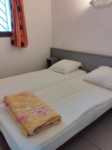 - un lit avec couverture dans une chambre dans l'établissement Appartement spacieux à Agde avec piscine partagée 68 m², au Cap d'Agde