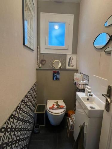 une petite salle de bain avec toilettes et lavabo dans l'établissement Maison rhétaise Les Grenettes, à Sainte-Marie de Ré